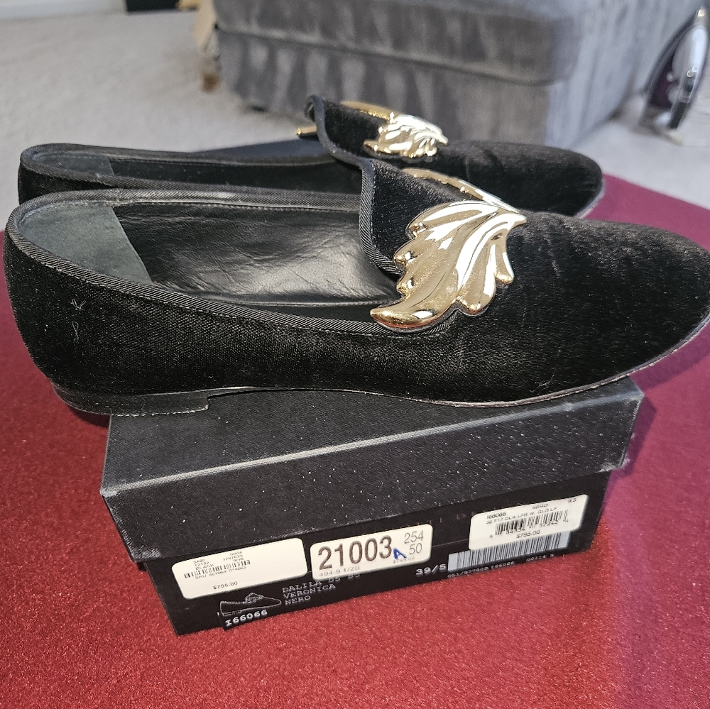 Chic Black Loafers with Gold Detailing - Picture 10 of 10